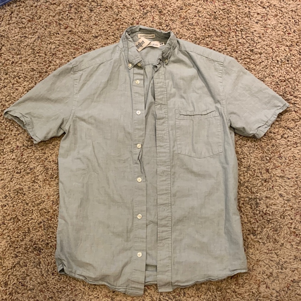 H&M t-shirt button up